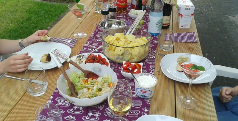 Selbstgebauter Gartentisch mit Essen drauf